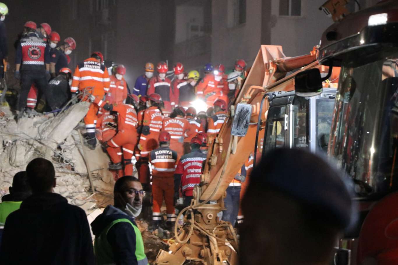 Rıza Bey Apartmanı enkazında ikiz kardeşlerin cesedine ulaşıldı Rıza Bey Apartmanı enkazında ikiz kardeşlerin cesedine ulaşıldı